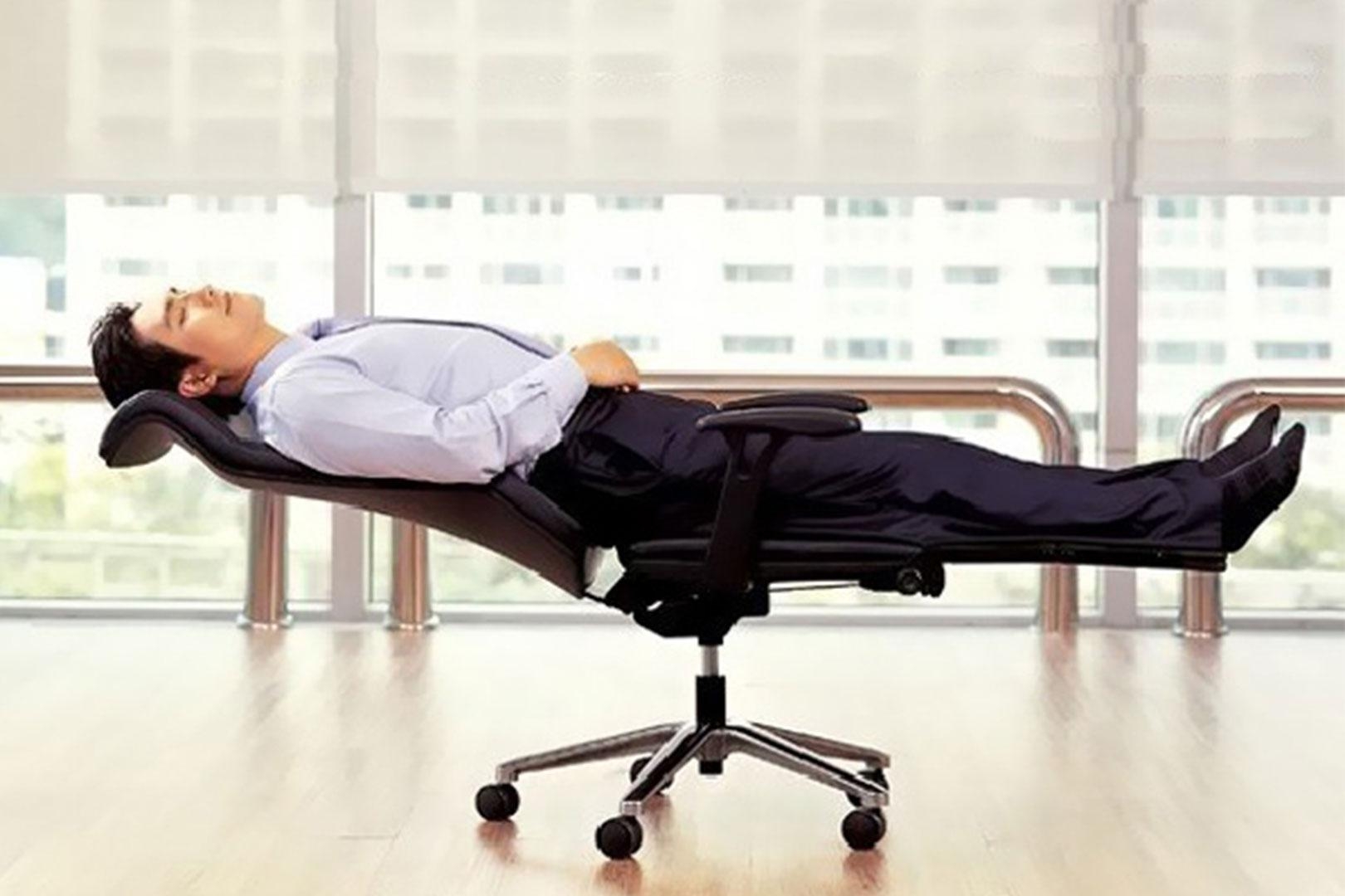 Человек кресло. Стул кровать для офиса. Спит на рабочем месте. Сон после обеда. Офисный стул несчастный случай.
